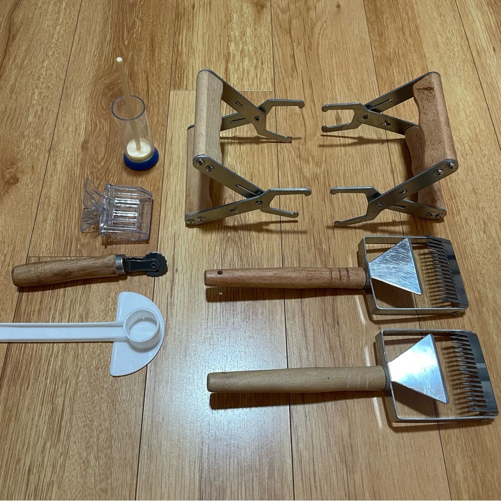Beekeeping Tools Gripper Uncapping Fork Feeder Duckbill Catcher Clip Wheel 8 PCs